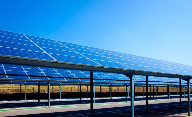  Entreprise : pourquoi installer une ombrière photovoltaïque sur un parking de plus de 80 places ? 