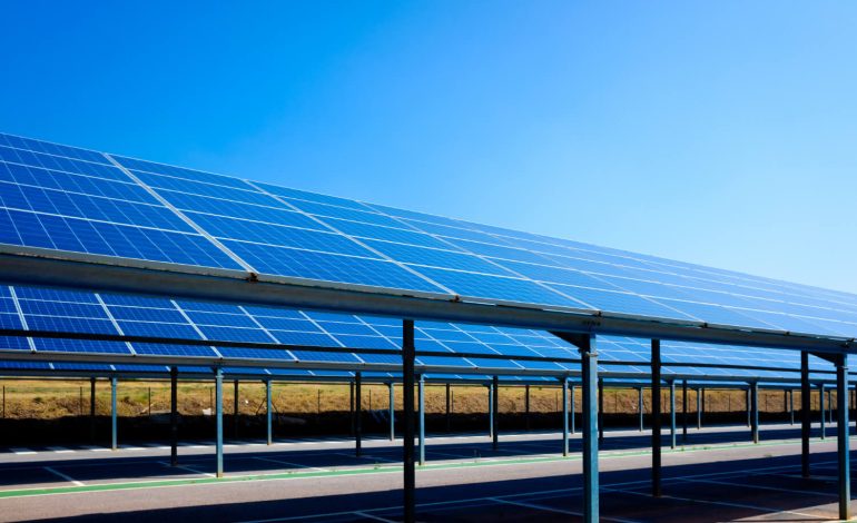 Entreprise : pourquoi installer une ombrière photovoltaïque sur un parking de plus de 80 places ? 